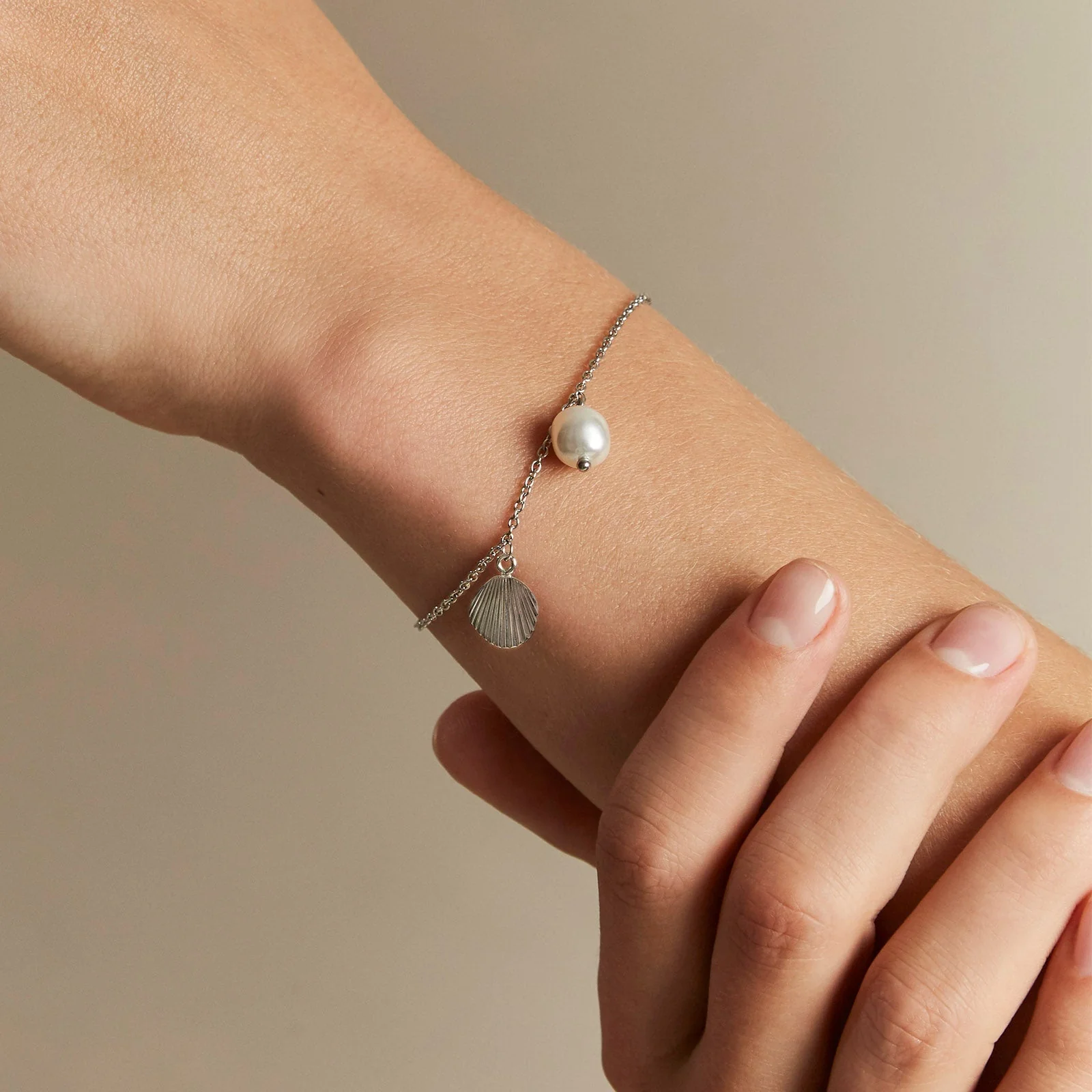 Shell and pearl bracelet - Image 4